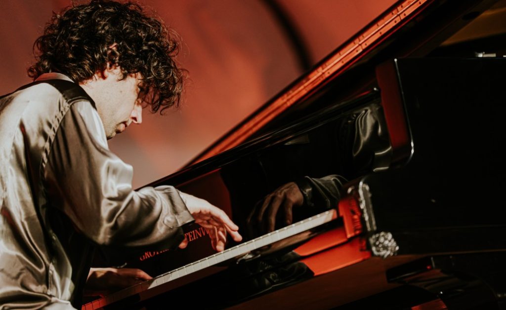 Utorak, 26. kolovoza | ALJOŠA JURINIĆ, klavir | Gost: Thomas Lee Cooper, violina